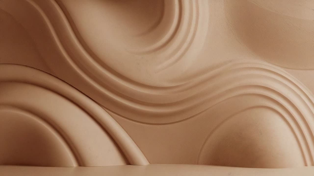Luce soffusa che rivela una parete scolpita beige con scanalature e sporgenze in una galleria, che mostra la profondità