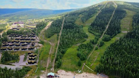 Luftaufnahme-Der-Skihütte-Und-Des-Skigebiets-Stoten-Im-Sommer-Mit-üppigen-Grünen-Bäumen-In-Salen,-Schweden