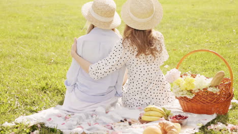 zwei frauen genießen ein picknick