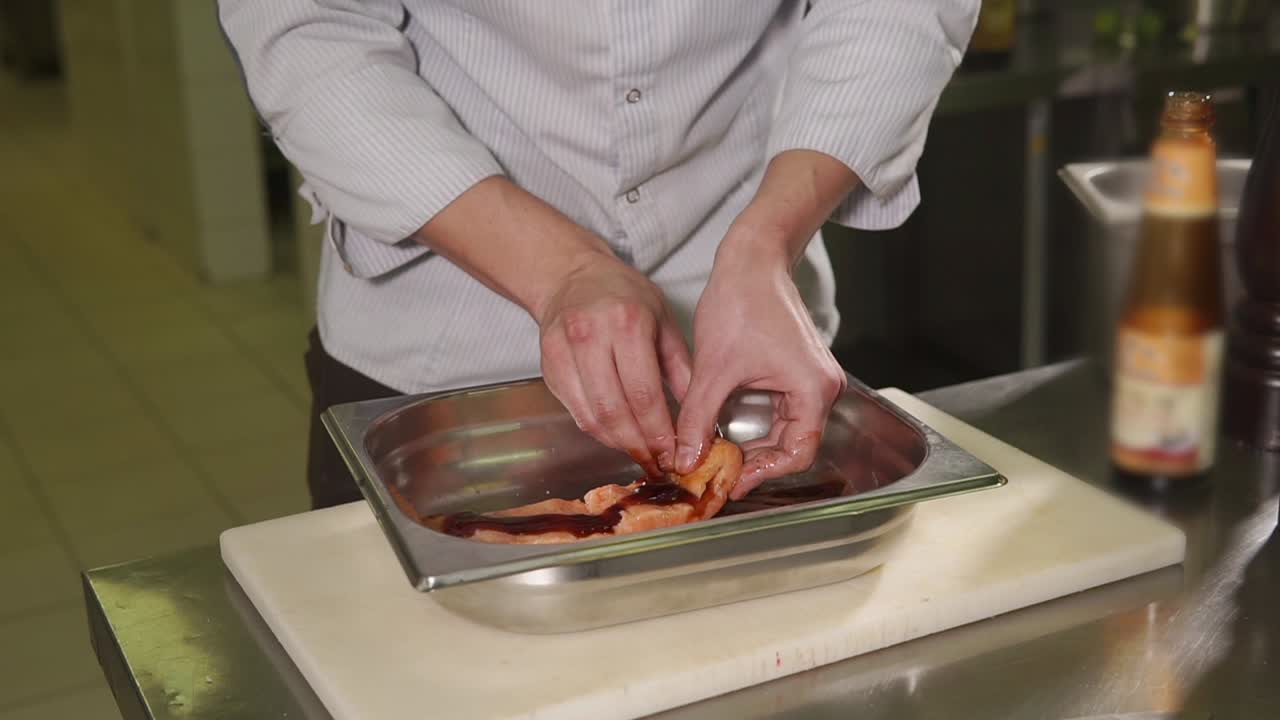 chef marinando el salmón