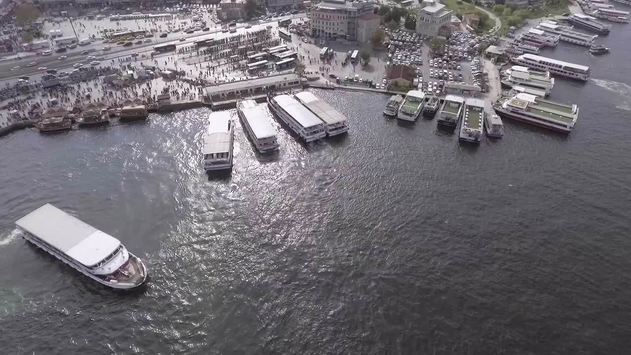 멋진 공중 기울기는 보스포러스 강과 터키 이스탄불의 도시를 보여줍니다