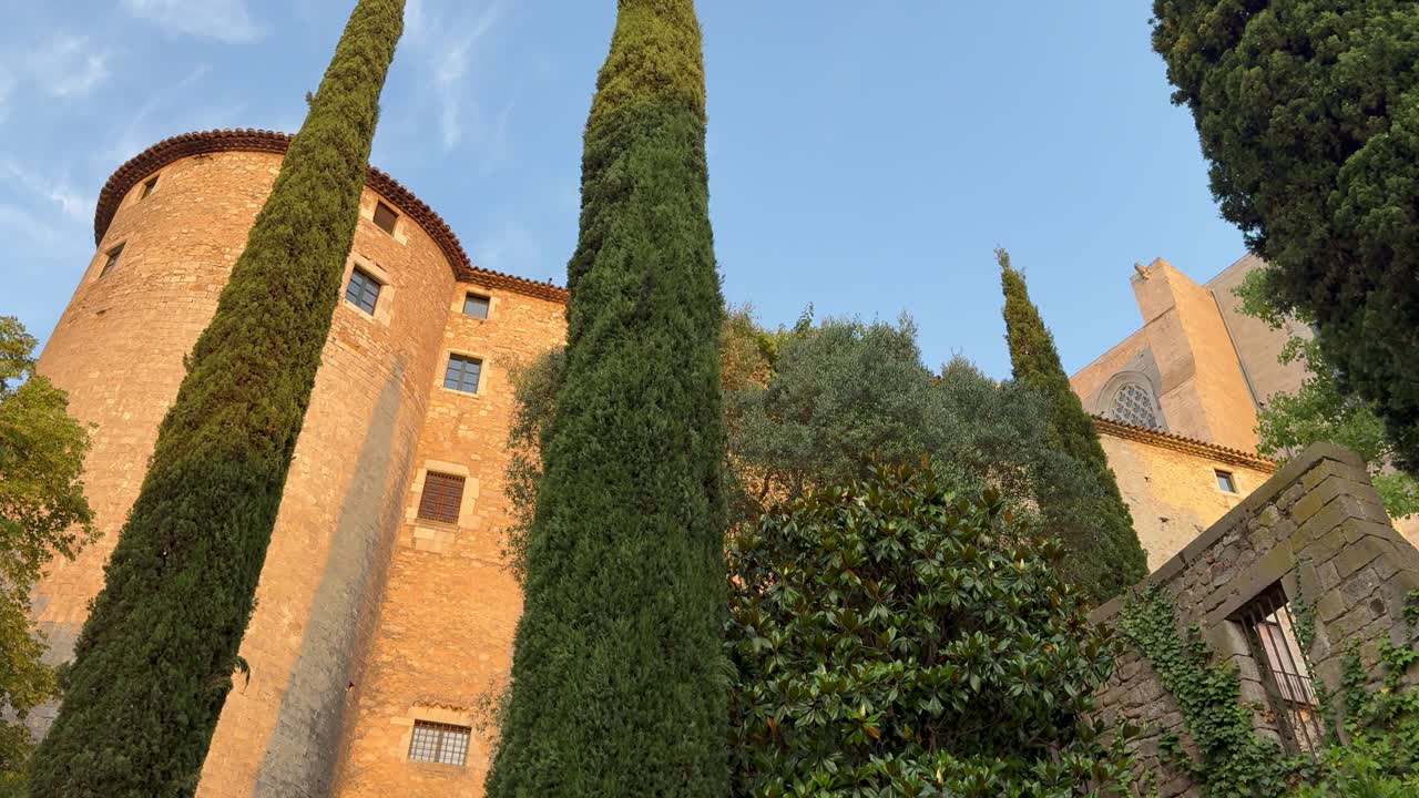 Splendida torre medievale e giardini a Girona, Catalogna, in un ambiente sereno