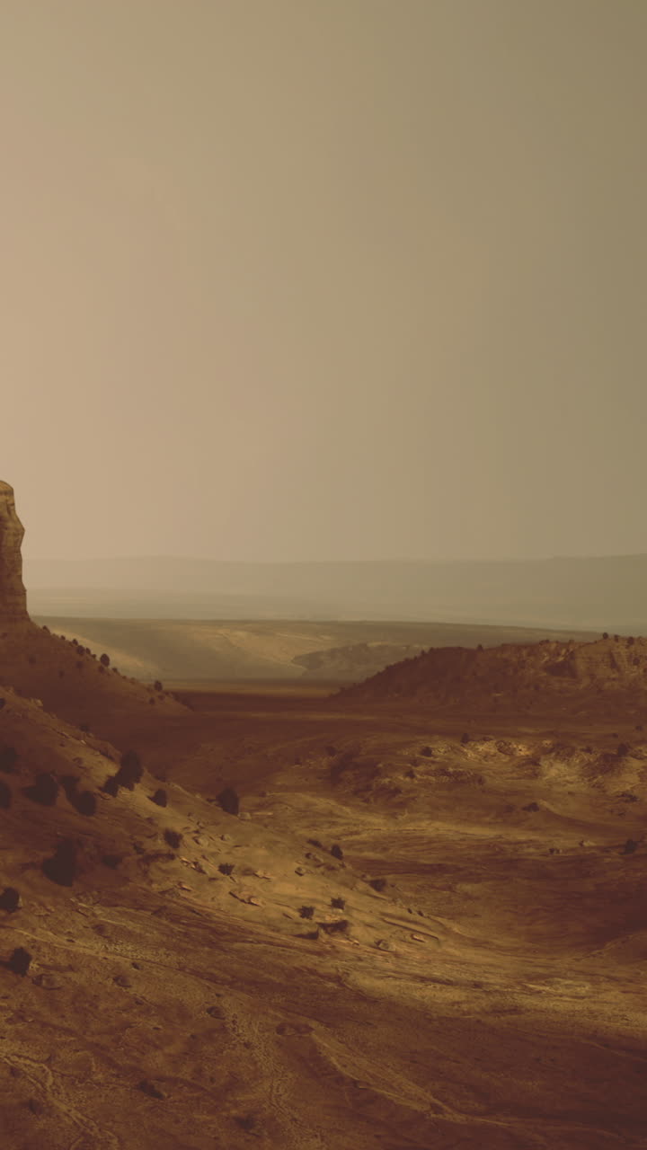 Maestoso paesaggio dorato di terreno arido sotto il caldo bagliore del tramonto