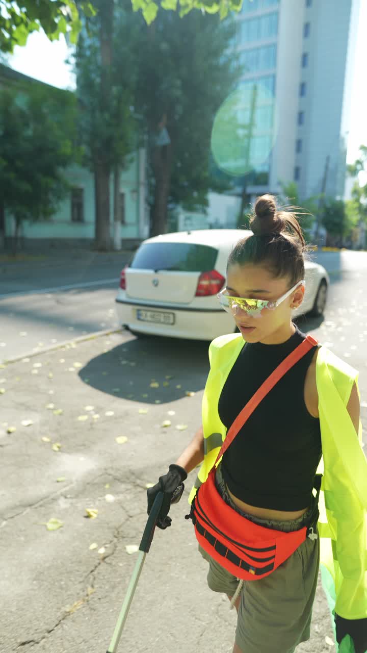 mujer limpiando las calles de la ciudad