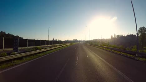 coche timelapse conduciendo en la autopista al amanecer