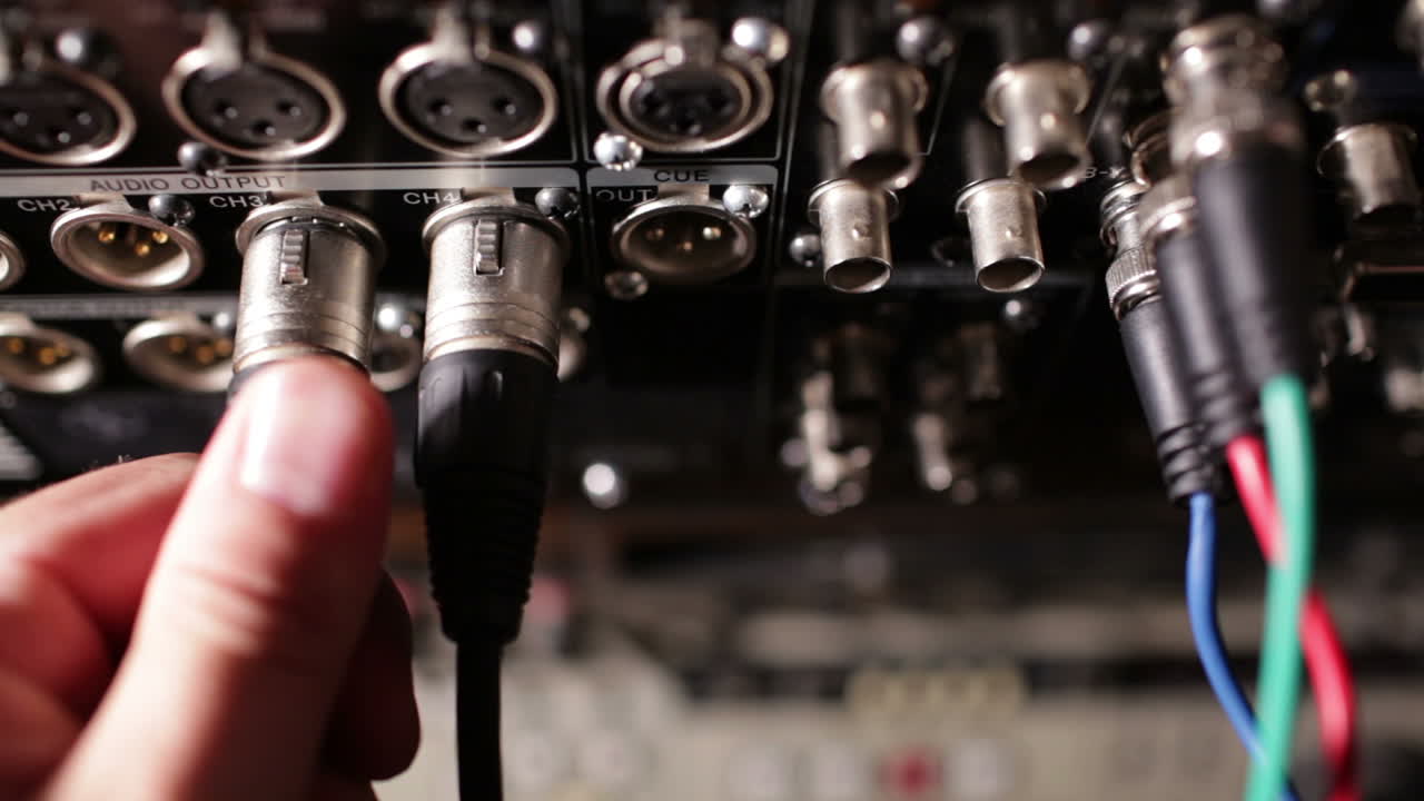 la inserción de cables de audio xlr profesionales en el grabador profesional