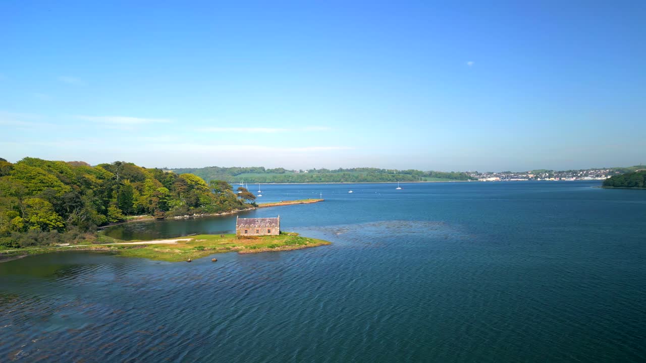 북아일랜드 다운 카운티에 있는 스트랭포드 로우 (strangford lough) 의 공중 촬영