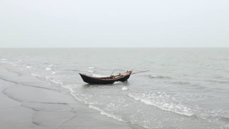 Vista-Panorámica-Del-Barco-Pesquero-De-Madera-En-La-Playa-De-Kuakata,-Bahía-De-Bengala,-Bangladesh