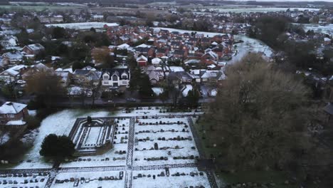 Pueblo-Aéreo-Nevado-Barrio-Residencial-Invierno-Congelado-Noroeste-Casas-Y-Caminos-Ojo-De-Pájaro-Pista-Derecha