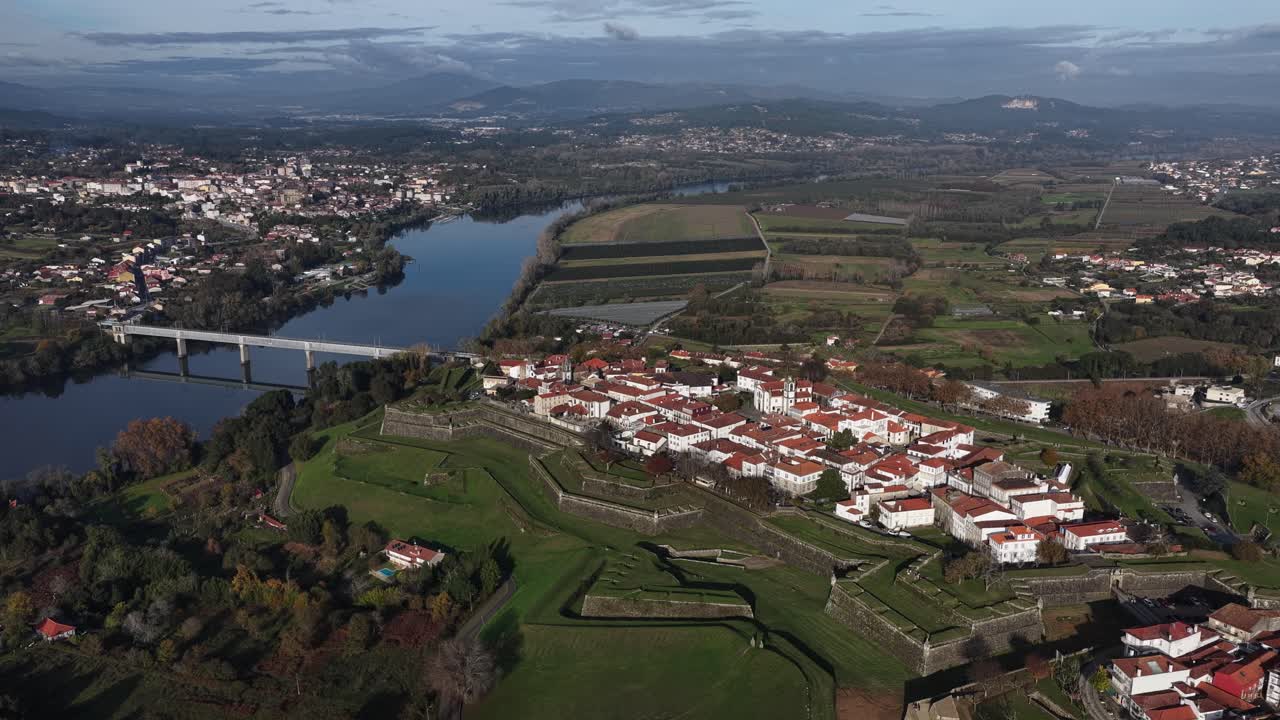 Città di Valença circondata da una fortezza in Portogallo, drone con movimento a razzo
