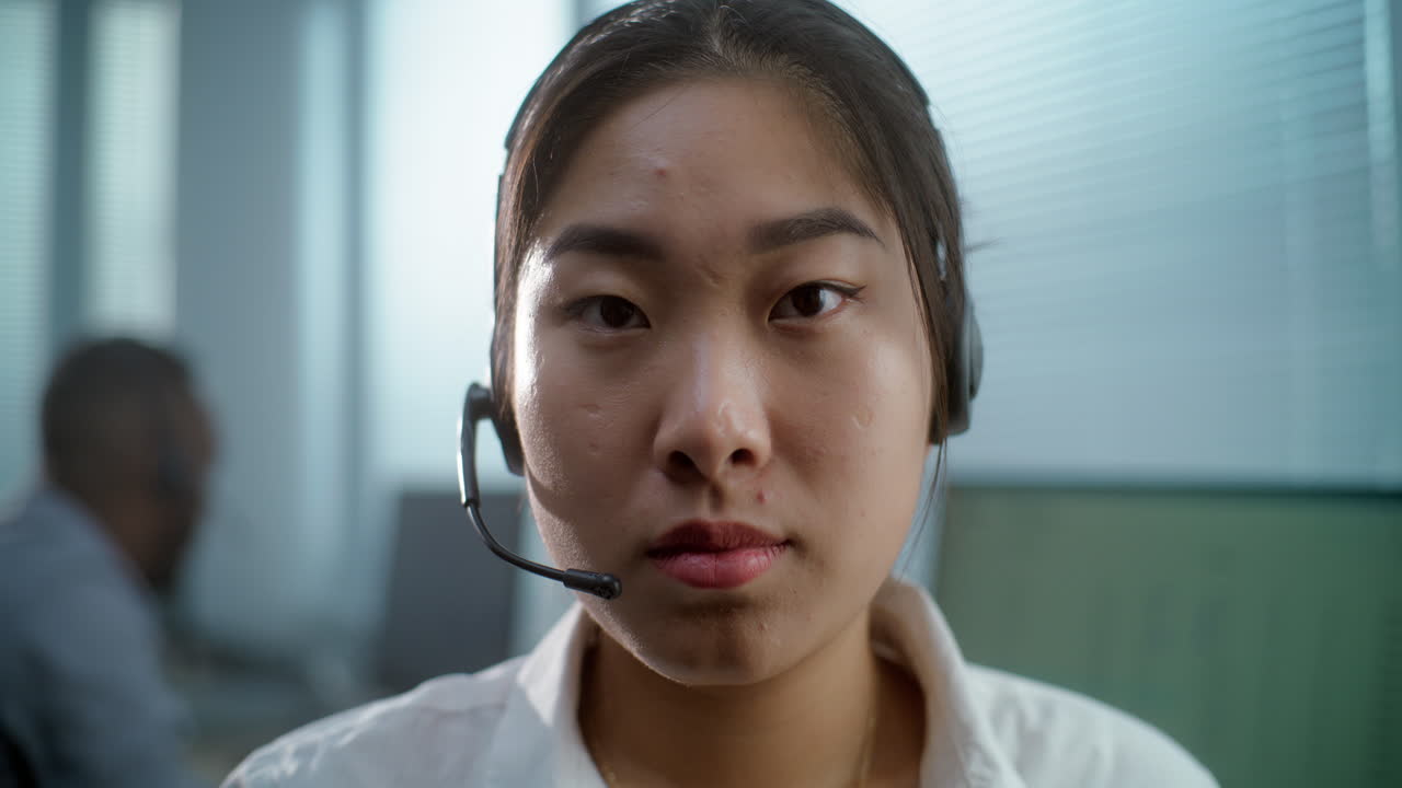 콜센터에서 일하는 여자