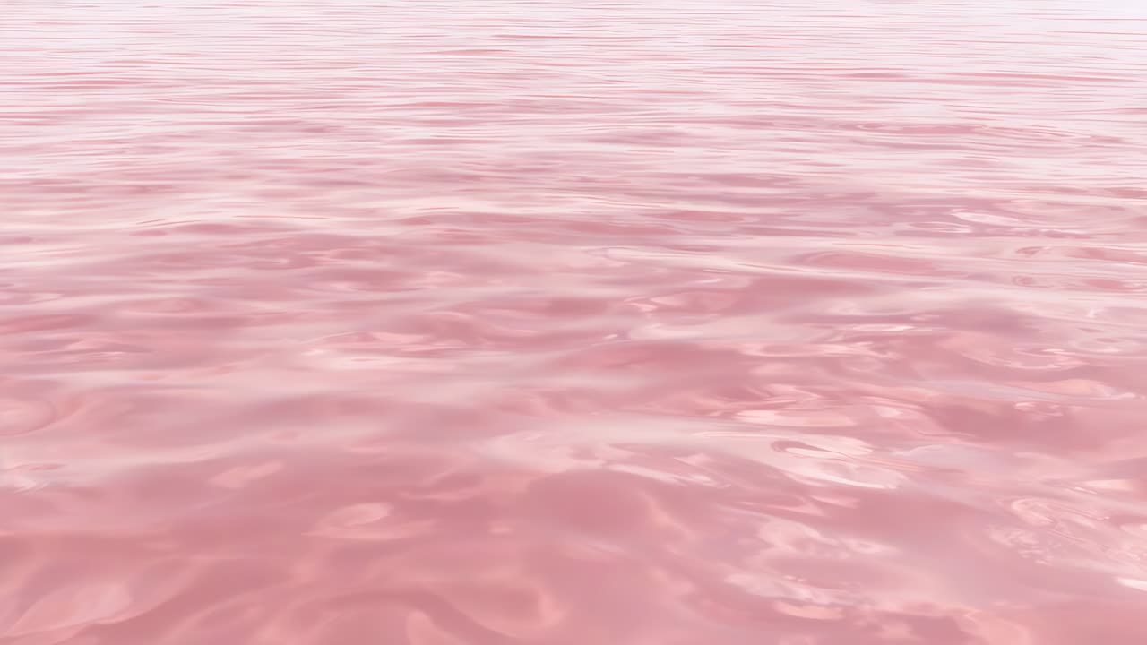Kameraöffnung mit einer sich kräuselnden, rosa getönten Wasseroberfläche, die sich durch eine Brise über den Horizont verschiebt