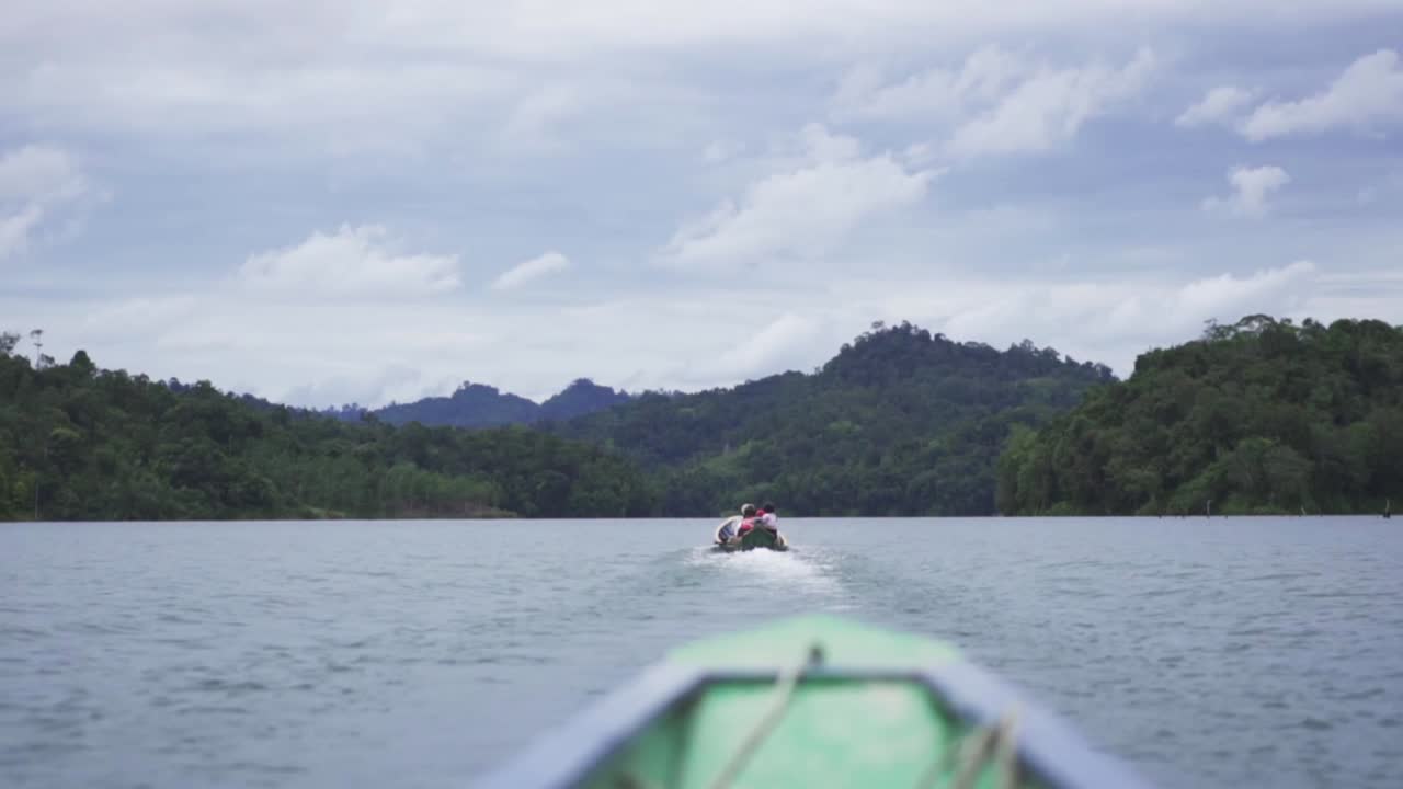 un barco que viaja a la zona rural en el lago de batang ai que va a nanga ukom longhouse