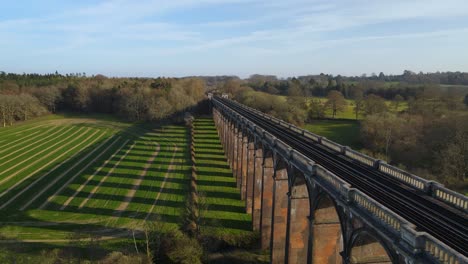 flyback de drones aéreos a lo largo del valle de ouse o viaducto de balcombe rodeado de un paisaje verde, sussex