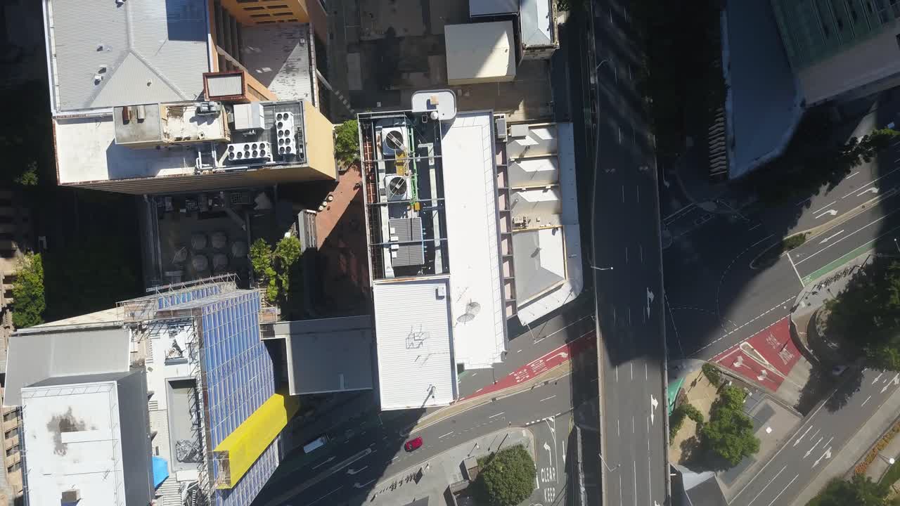 Veduta aerea dall'alto di grattacieli cittadini e strada sopraelevata coperta dall'ombra, Brisbane Australia