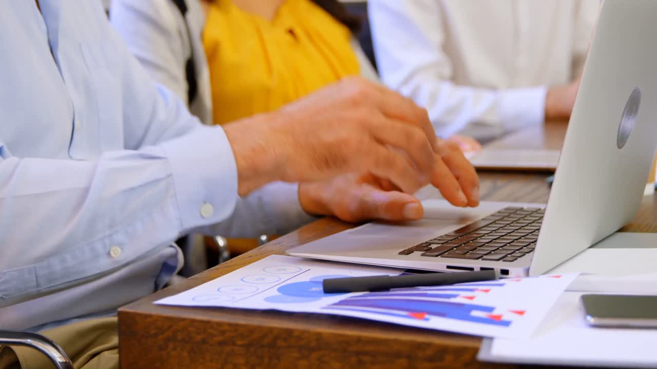 ejecutivos aplaudiendo en la oficina 4k