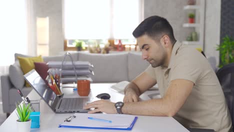 trabajador de oficina quedándose dormido.