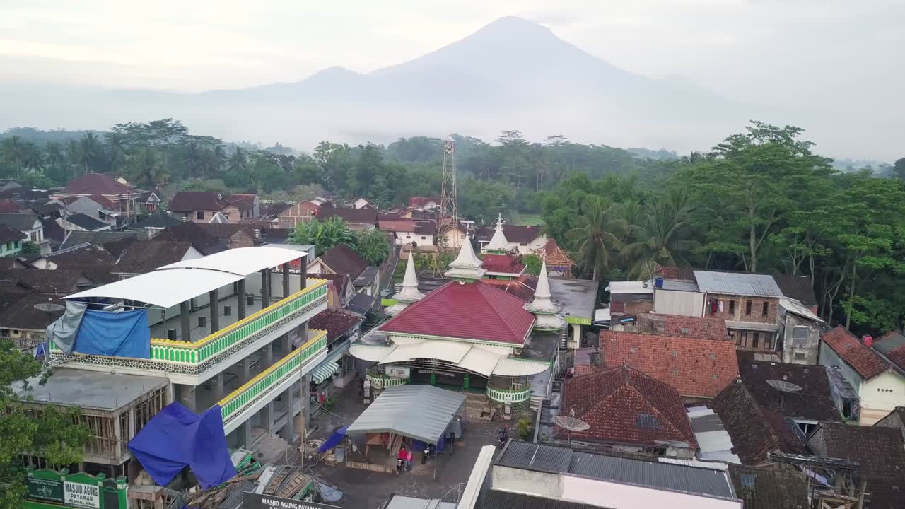 Rekaman drone sebuah masjid yang berdiri di tengah desa di Indonesia