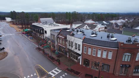 órbita aérea de charmosas lojas de tijolos e restaurantes em uma cidade pequena preservada em hoover, alabama