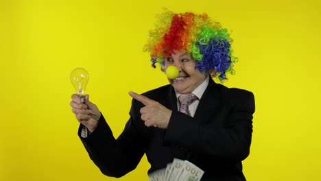 Clown-Geschäftsfrau-Zeigt-Glühbirne.-Hatte-Eine-Tolle-Idee-Und-Erhielt-Geld