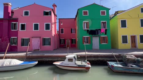 Toma-Estática-De-4k:-Tranquilo-Canal-De-Burano,-Venecia,-Italia