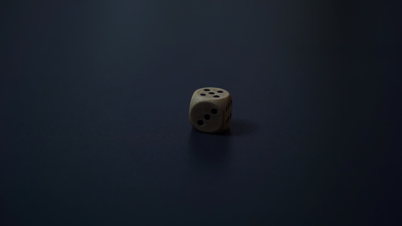 primer plano estático: se lanzan dos dados de madera, uno desaparece, los crupieres cometen un error