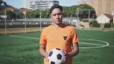 Jugador-De-Fútbol-Mirando-A-La-Cámara-En-El-Campo