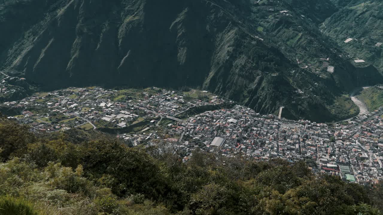 에콰도르의 바뇨스 데 아구아 산타 시, 안데스 산맥, 남미의 넓은 공중 전망