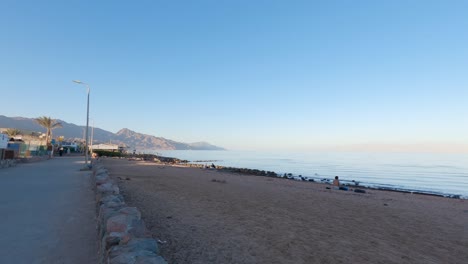 Destino-De-Viaje,-Frente-A-La-Playa-De-Dahab,-Panorama-De-La-Costa-Egipcia,-Tiro-Panorámico