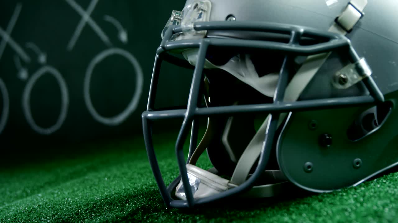 Casco su erba sintetica 4k