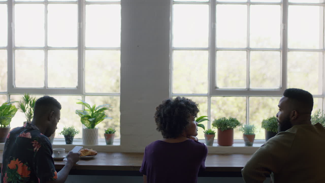 카페 에서 함께 커피 를 마시고 대화 를 나누고 레스토랑 가게 에서 점심 휴식 에 사회 를 즐기는 친구 들 의 그룹