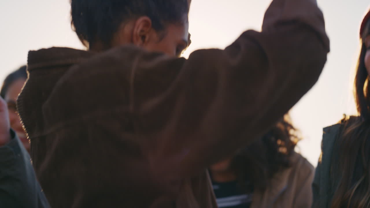 혼성 인종 여성 춤추는 다양한 친구 그룹이 함께 어울려서 지붕 파티 춤 음악을 즐기고 해가 지면 술을 마시고 주말 모임을 즐기고