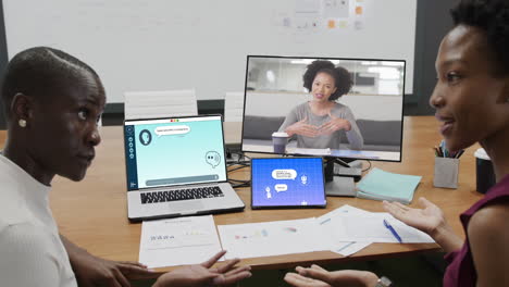 personas de negocios diversas haciendo videollamadas y usando computadora portátil con chat digital en la pantalla en la oficina