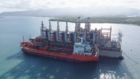 Vista-Aérea-Del-Buque-De-Carga-Seca-En-El-Motor-MV-Karadeniz-Dogan-Bey,-Una-Planta-De-Energía-Flotante-En-Azua,-República-Dominicana.