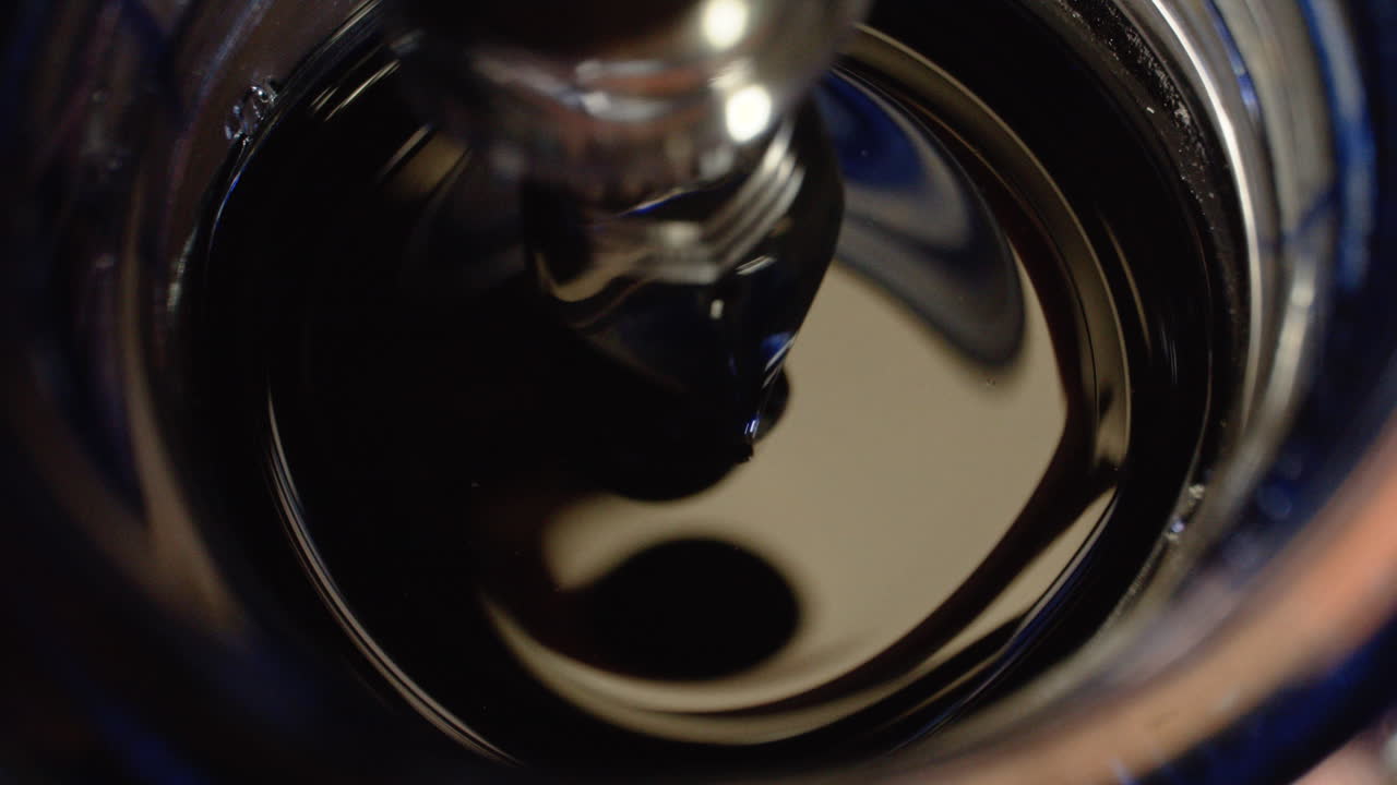 обмакивание пера в темные чернила