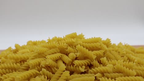 Rohe-Fusilli-Auf-Holztisch.-Traditionelle-Italienische-Pasta