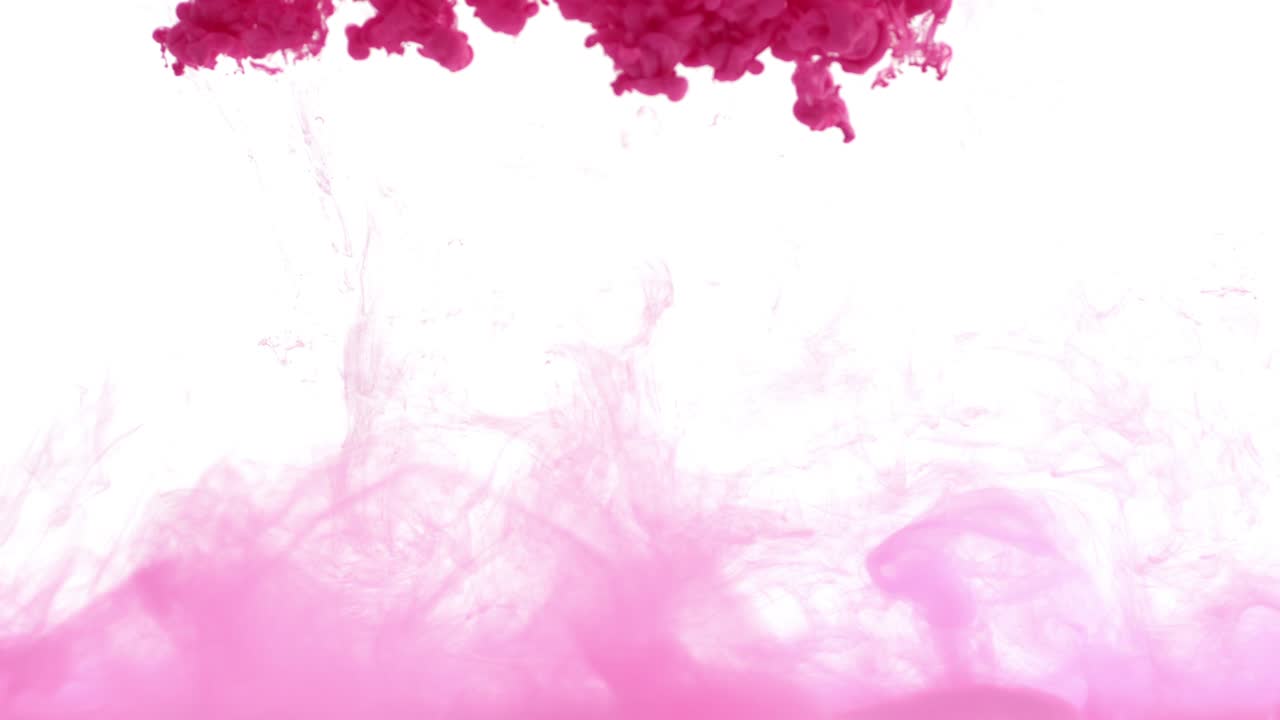 tinta rosada en el agua