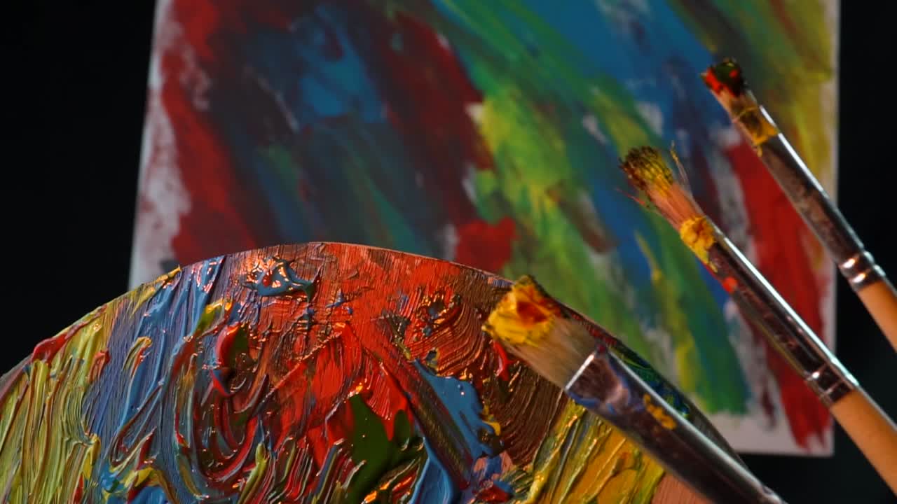 추상 회화를 만드는 데 사용되는 브러쉬 페인트 및 팔레트