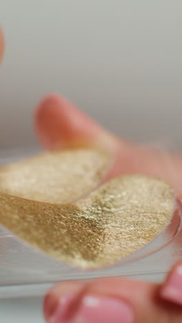 la aplicación de parches de oro en los ojos