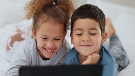 niños, hermanos y tableta en la cama para dibujos animados