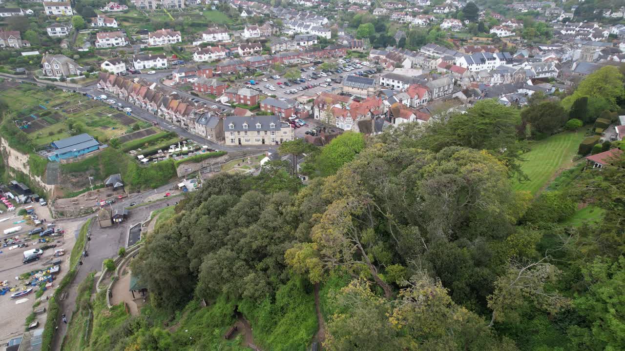 cerveza pueblo pesquero y playa devon inglaterra antena drone revelan sobre acantilados bordeados de árboles