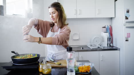 ella es una chef maestra en la cocina.