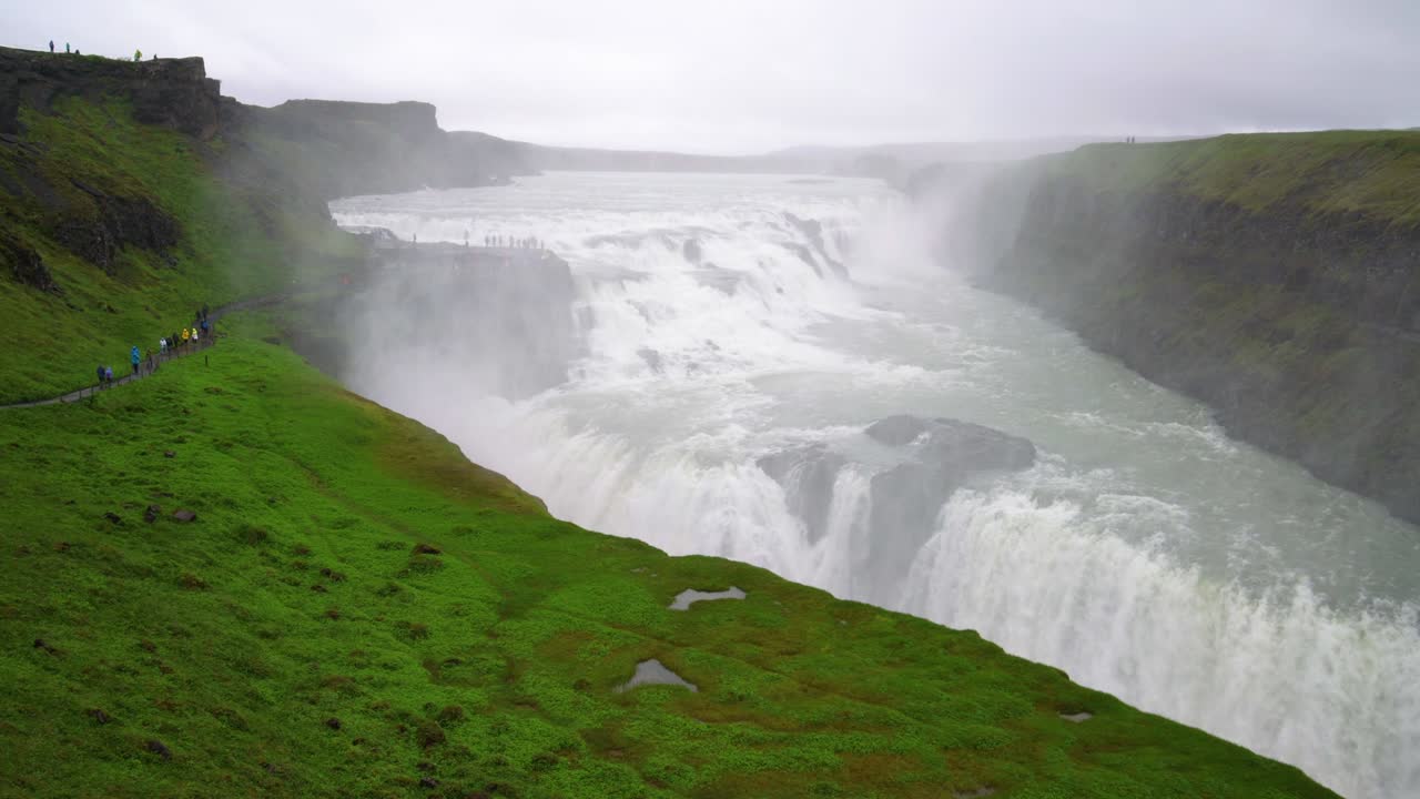 paisaje de las cataratas de gullfoss en islandia.
