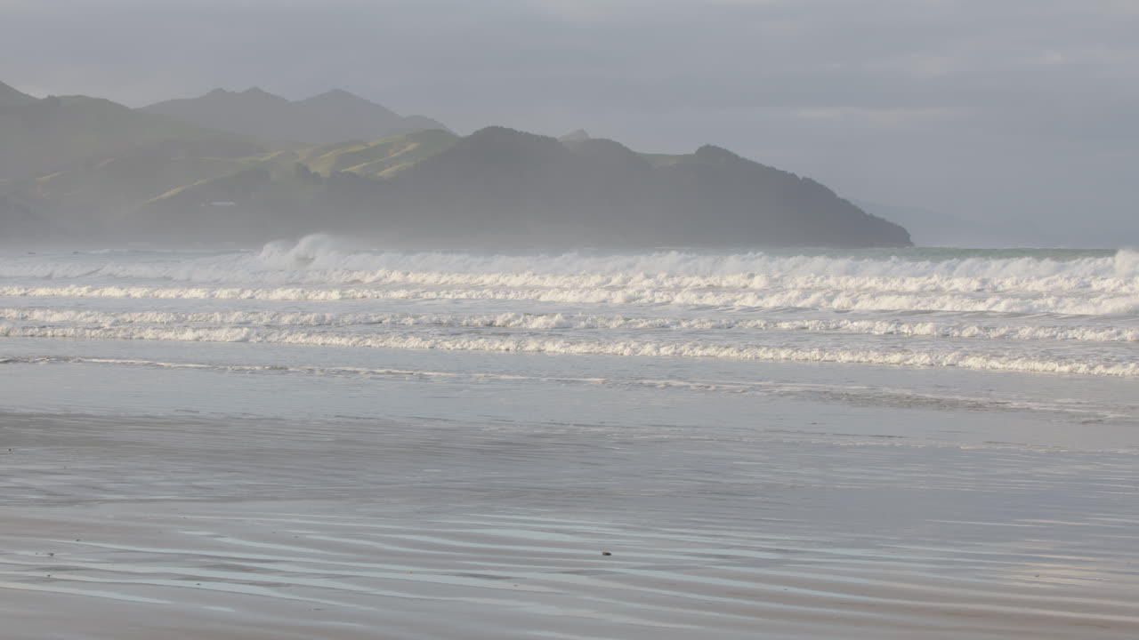 뉴질랜드 카스트 포인트 비치 에서 매우 강한 파도의 광범위한  ⁇