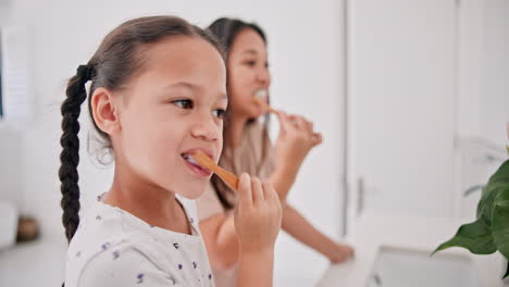 hija y madre cepillándose los dientes
