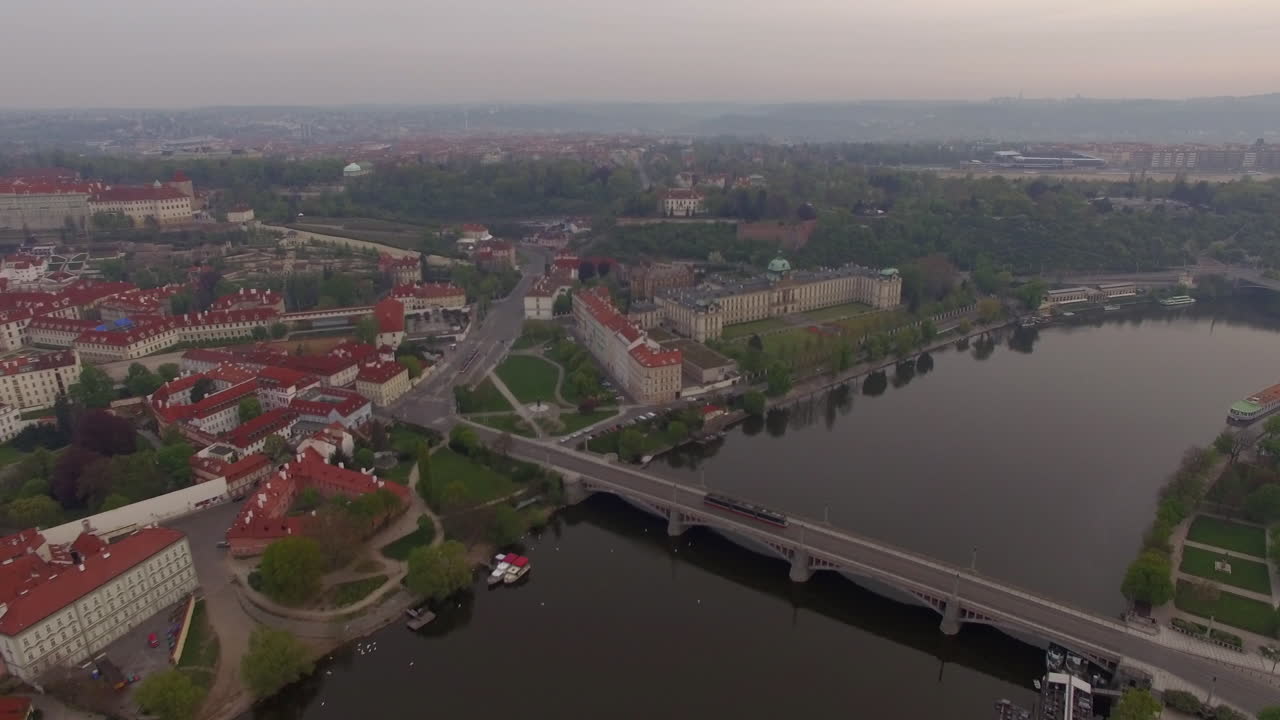 Veduta aerea di Praga con il Ponte Manes