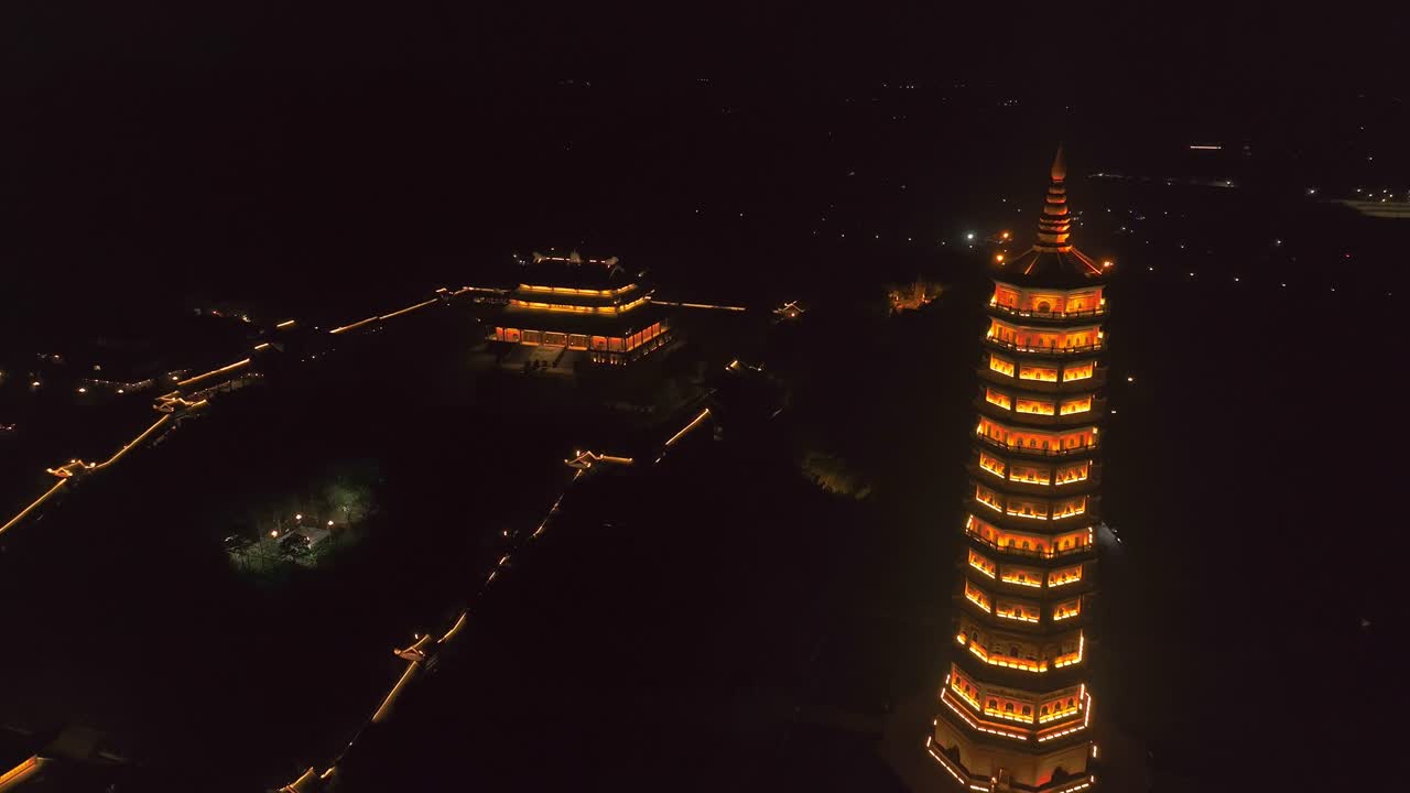 la belleza nocturna de los templos iluminados en ninh binh, vietnam