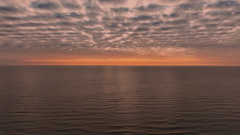 Retrocediendo-Para-Revelar-La-Luz-Exuberante-Bajo-Las-Nubes