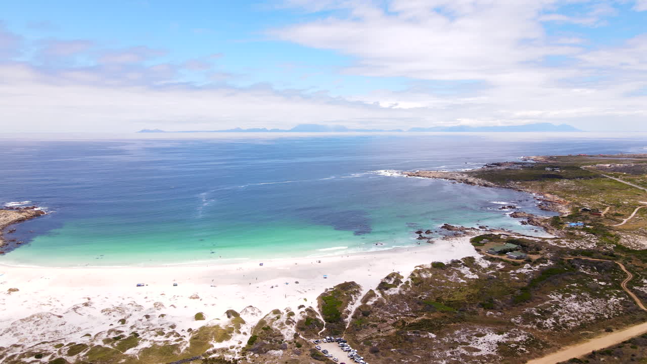 Ampia panoramica aerea sulla pittoresca spiaggia di sabbia bianca Moonlight Beach a Pringle Bay Hangklip.