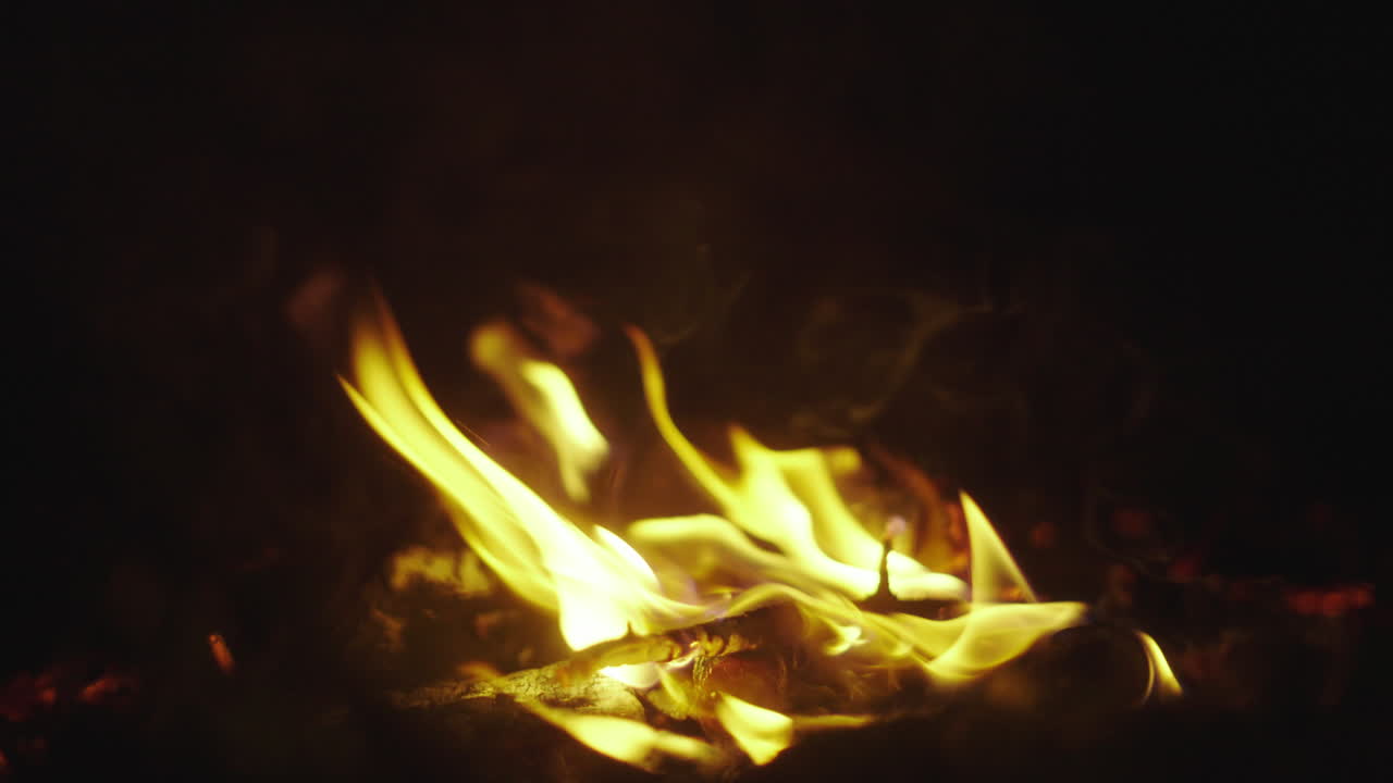 Fuoco di campo di notte